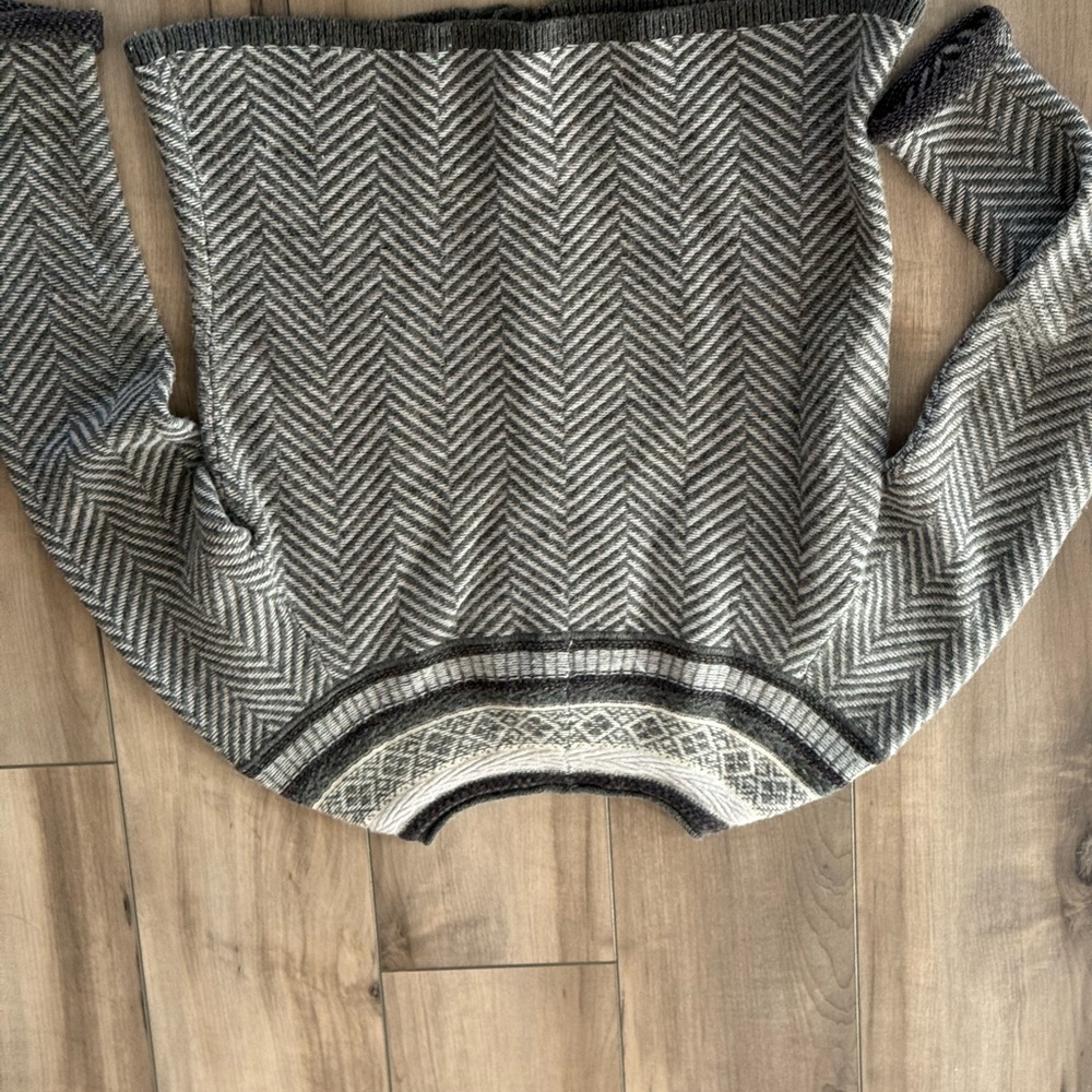 Gray Chevron Patterned Women's Sweater - image 4